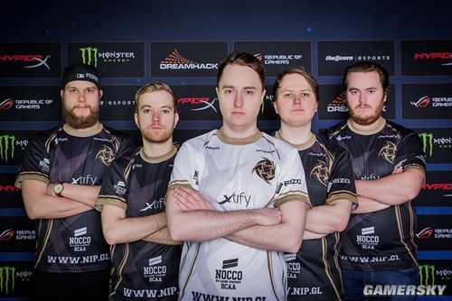 先用眼神牵 先用眼神牵